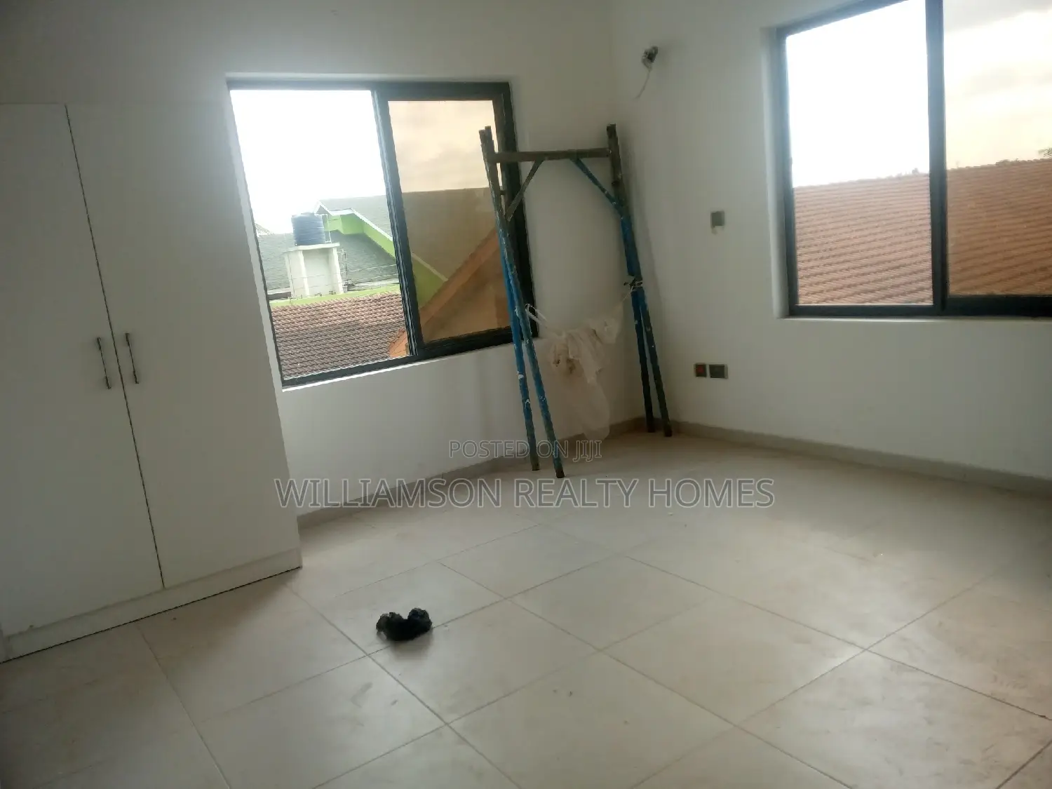 5bdrm Mansion in Community 20, Spintex for Sale