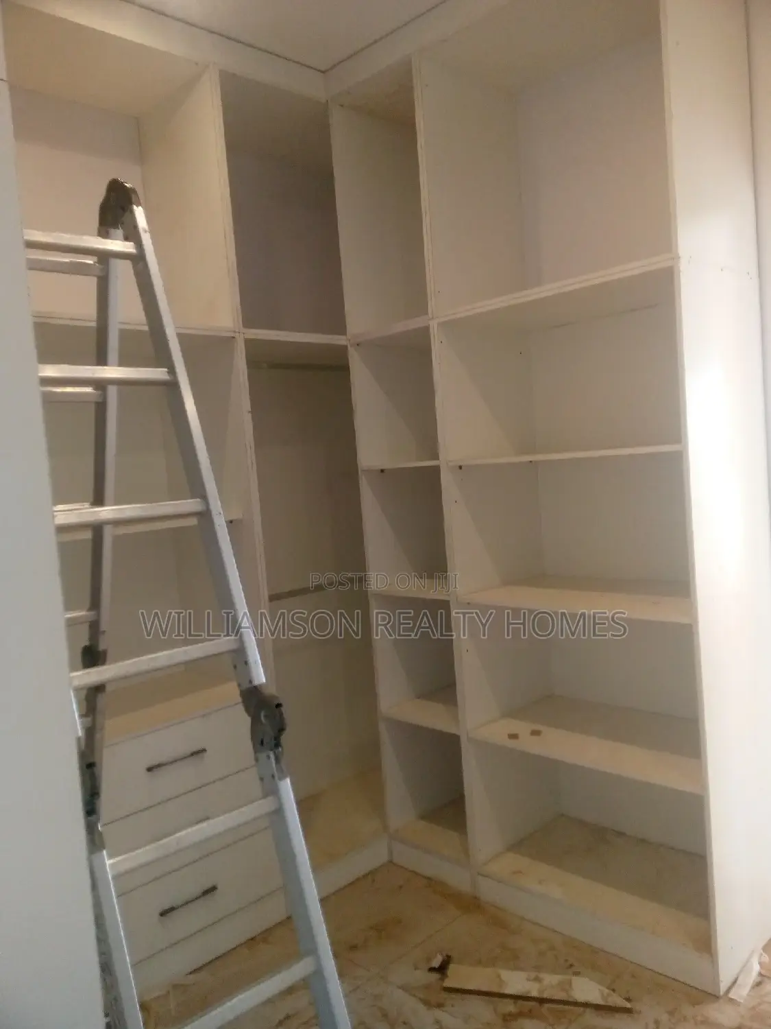 5bdrm Mansion in Community 20, Spintex for Sale