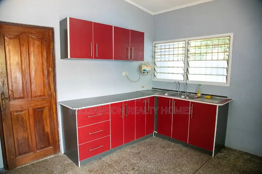 4bdrm House in Community 20, Spintex for sale
