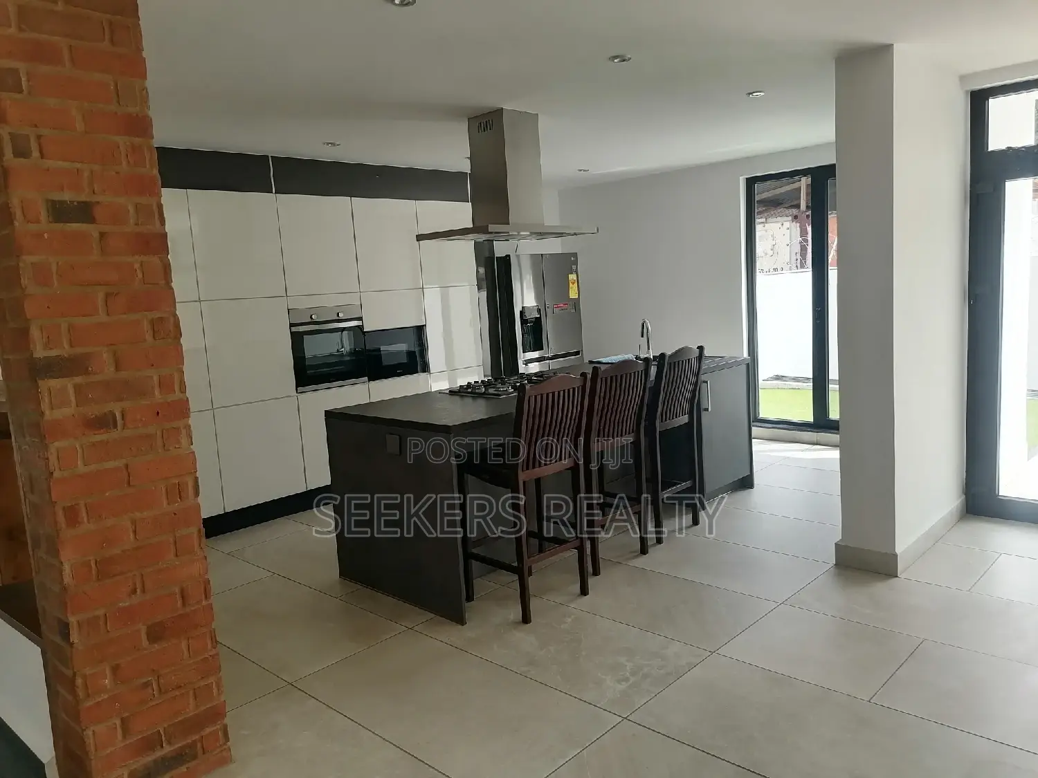5bdrm Townhouse/Terrace in Seekers Realty, Cantonments for Sale