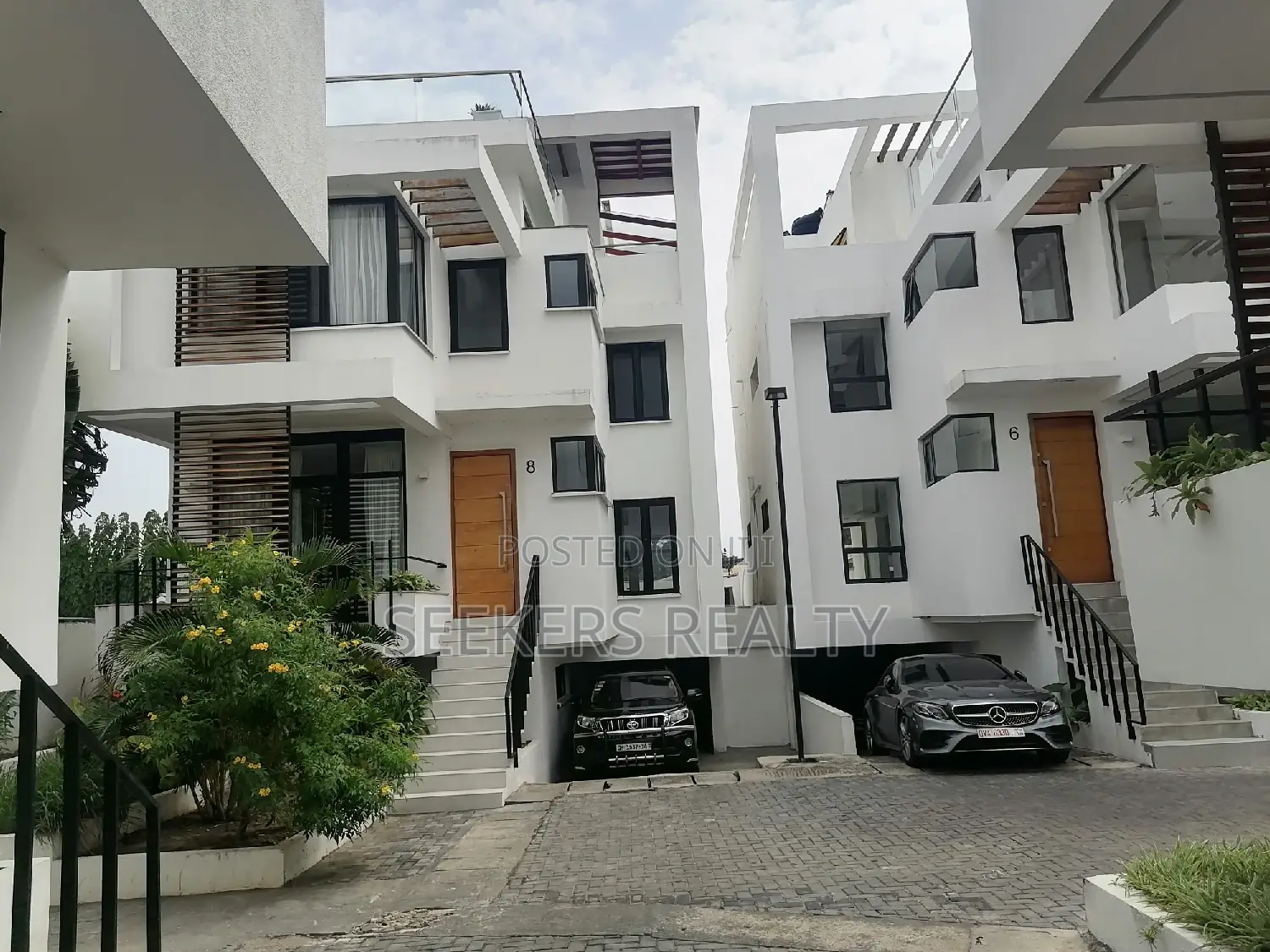 5bdrm Townhouse/Terrace in Seekers Realty, Cantonments for Sale