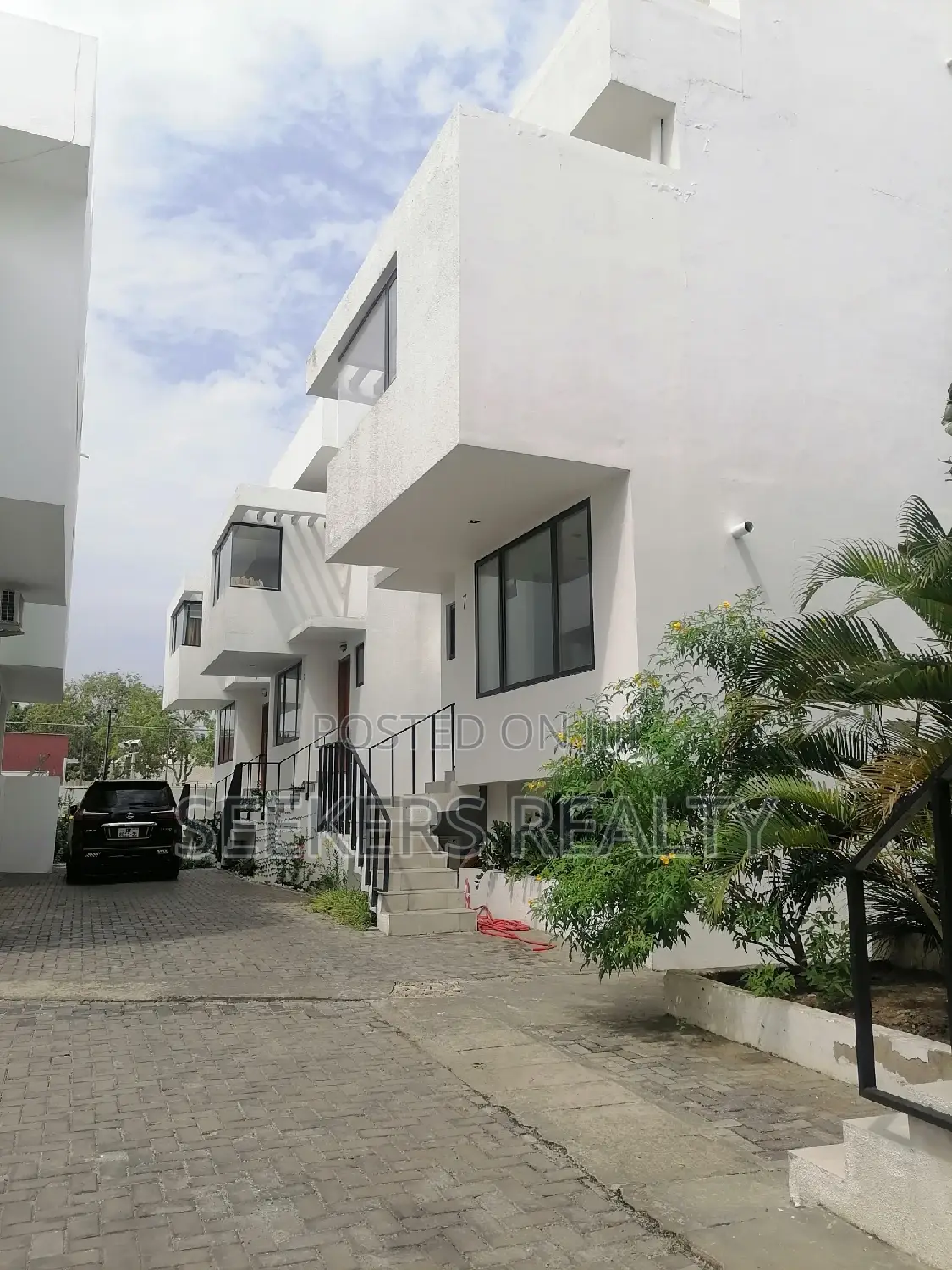 5bdrm Townhouse/Terrace in Seekers Realty, Cantonments for Sale