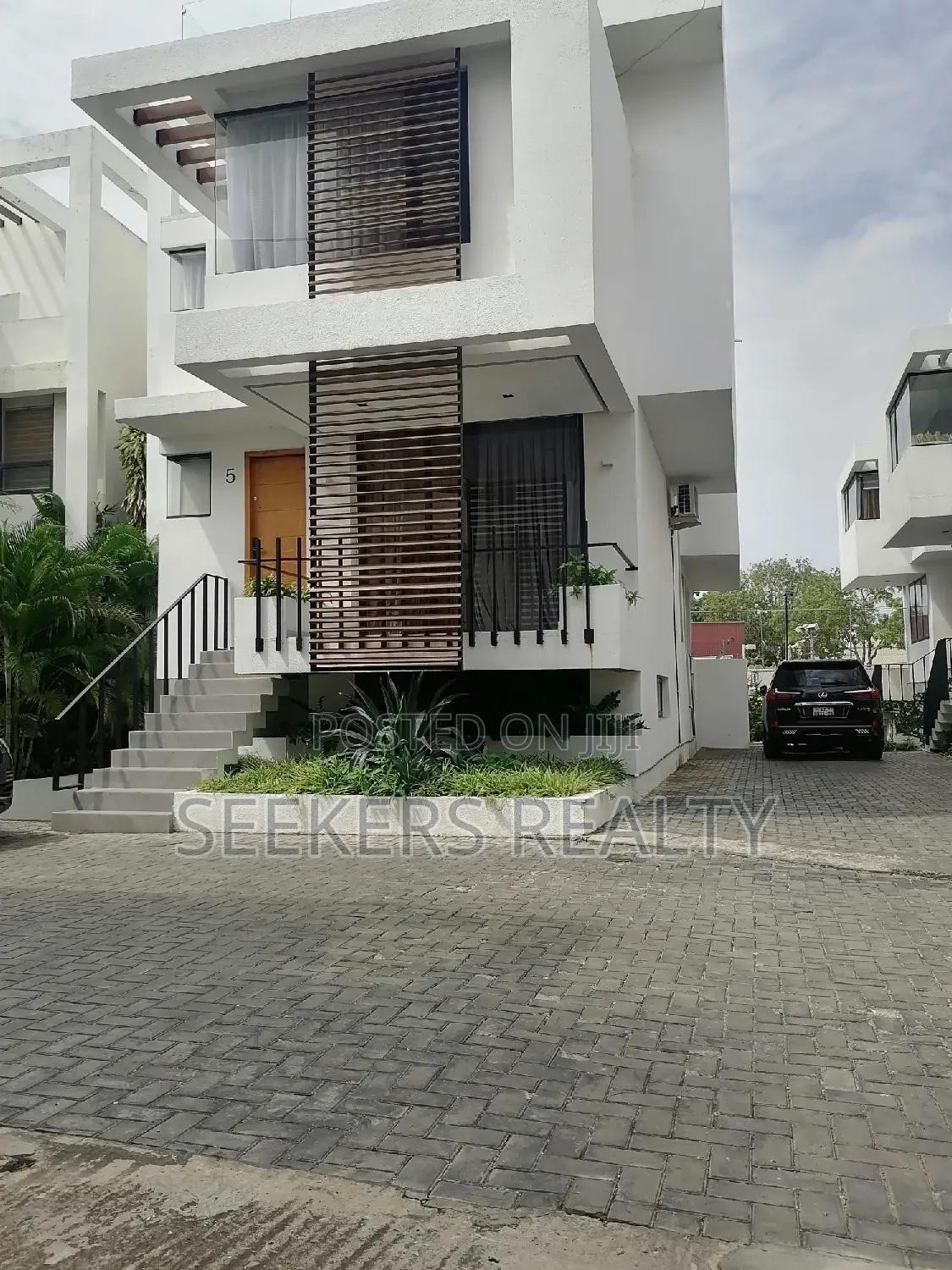 5bdrm Townhouse/Terrace in Seekers Realty, Cantonments for Sale