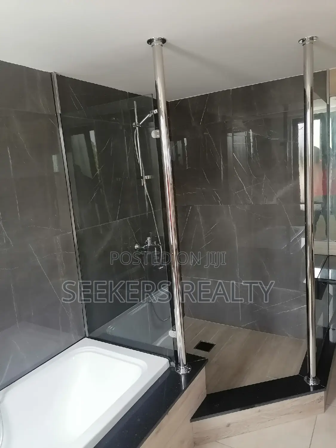 5bdrm Townhouse/Terrace in Seekers Realty, Cantonments for Sale