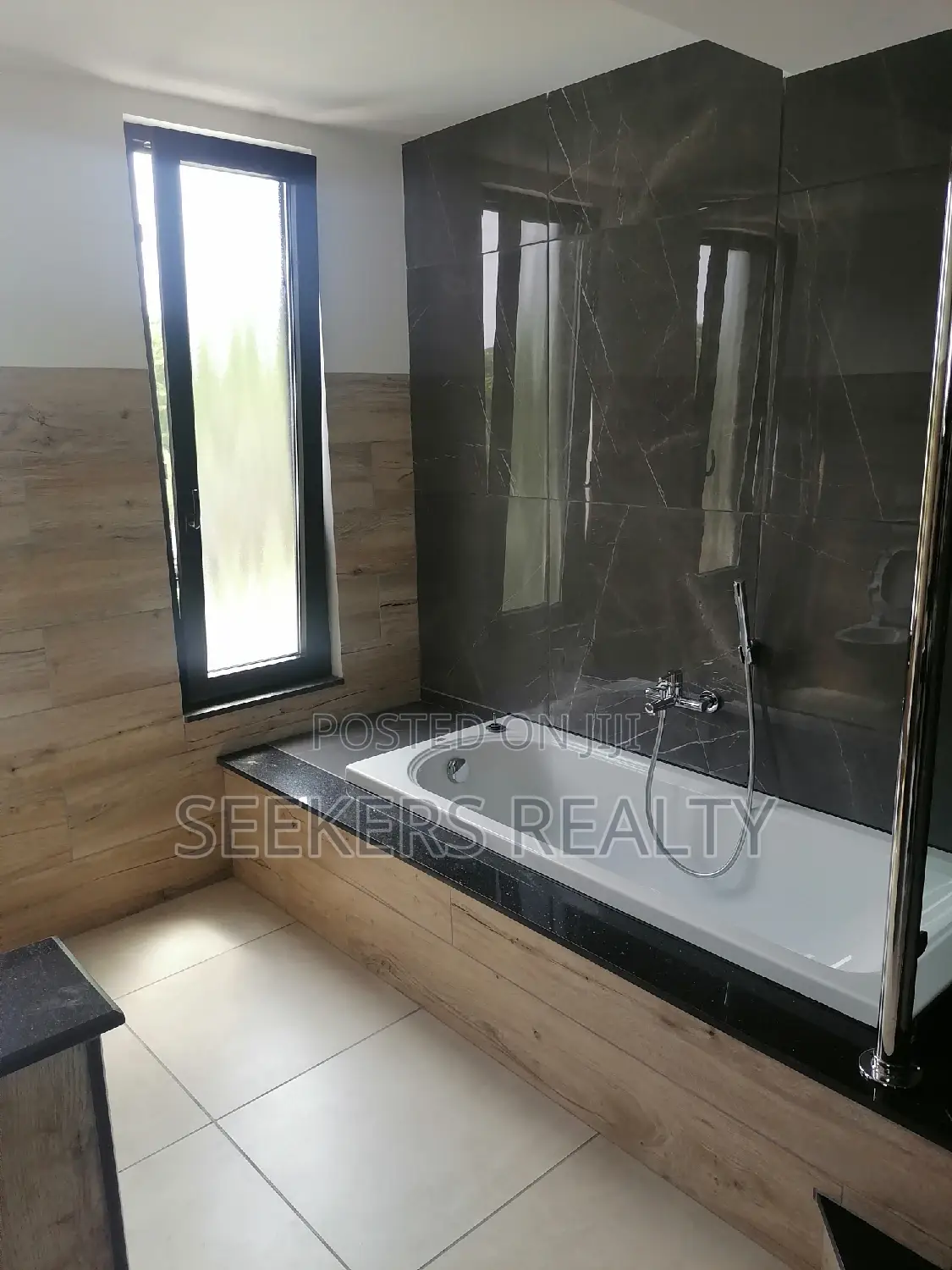 5bdrm Townhouse/Terrace in Seekers Realty, Cantonments for Sale