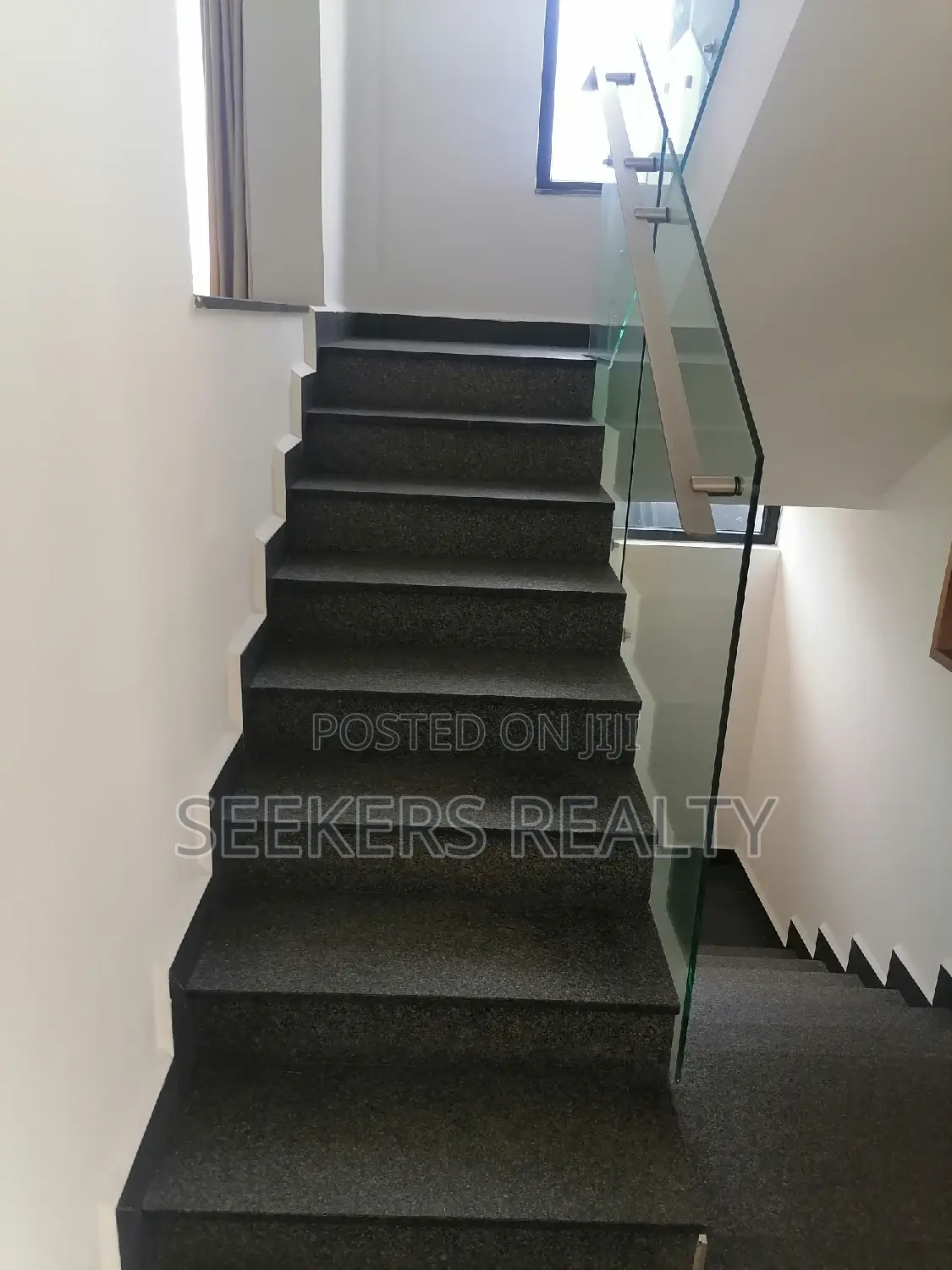 5bdrm Townhouse/Terrace in Seekers Realty, Cantonments for Sale