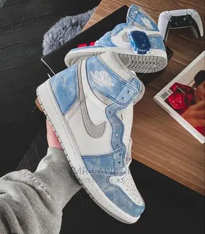 Photo - Air Jordan 1 Hyper Royal.