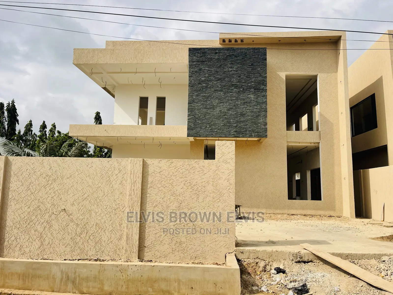 4bdrm Mansion in Living Large, East Legon for Sale