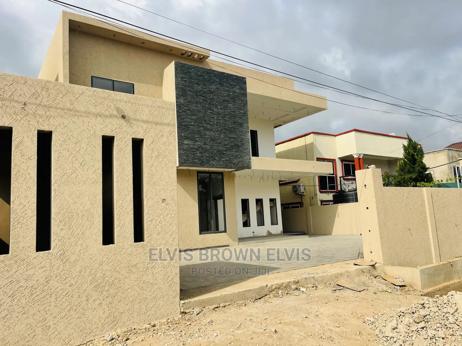 4bdrm Mansion in Living Large, East Legon for Sale