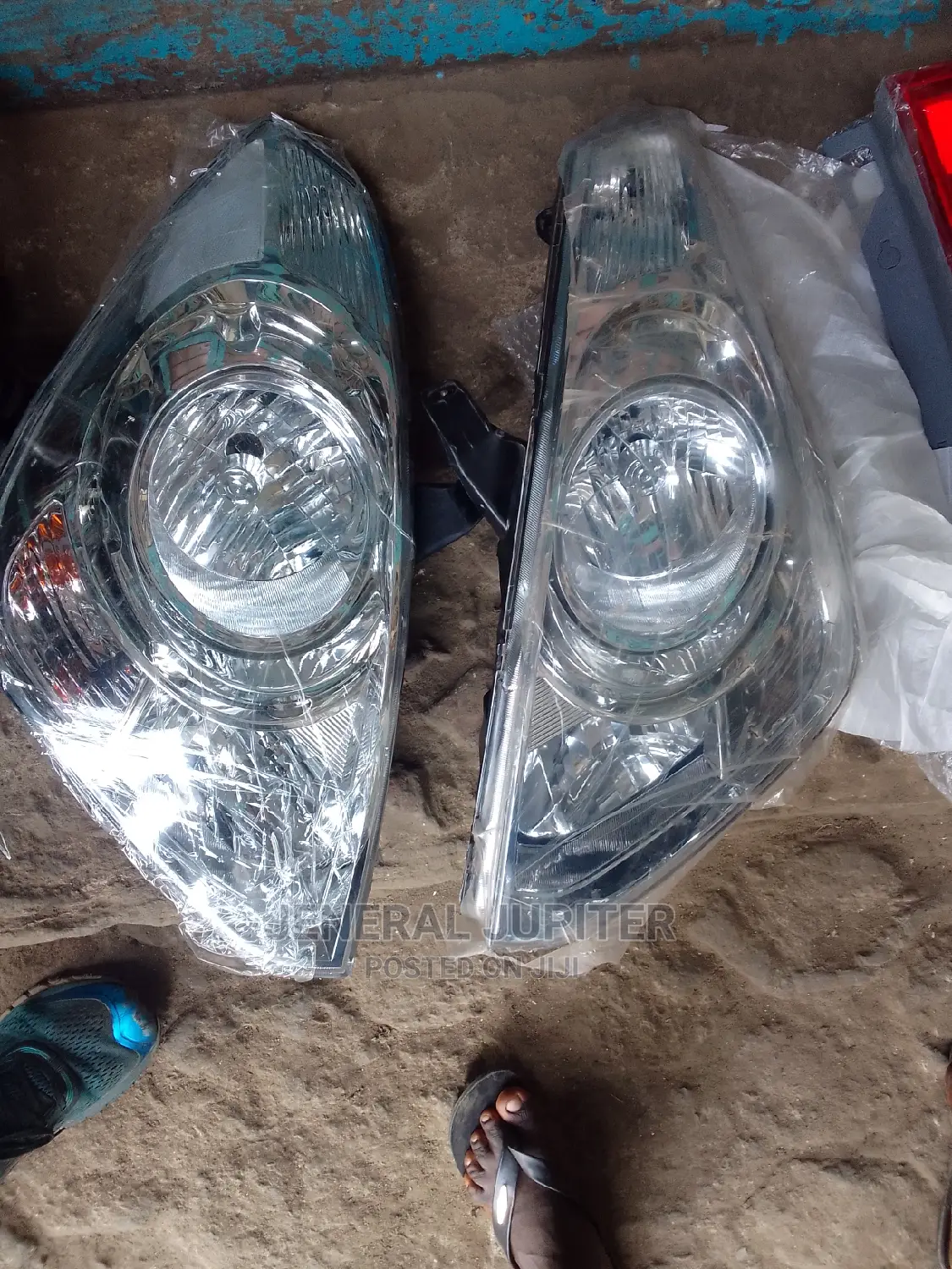 Hyundai H1/Starex Headlight Pair.