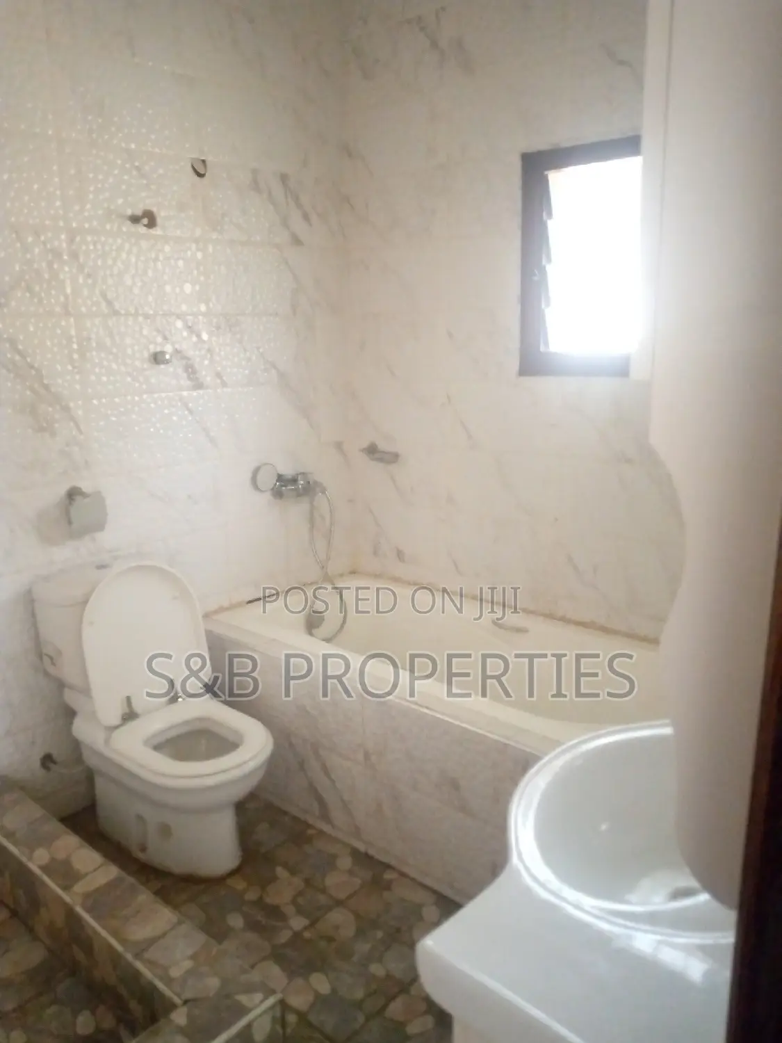 5bdrm House in Kwabenya Acp, Ga East Municipal for sale