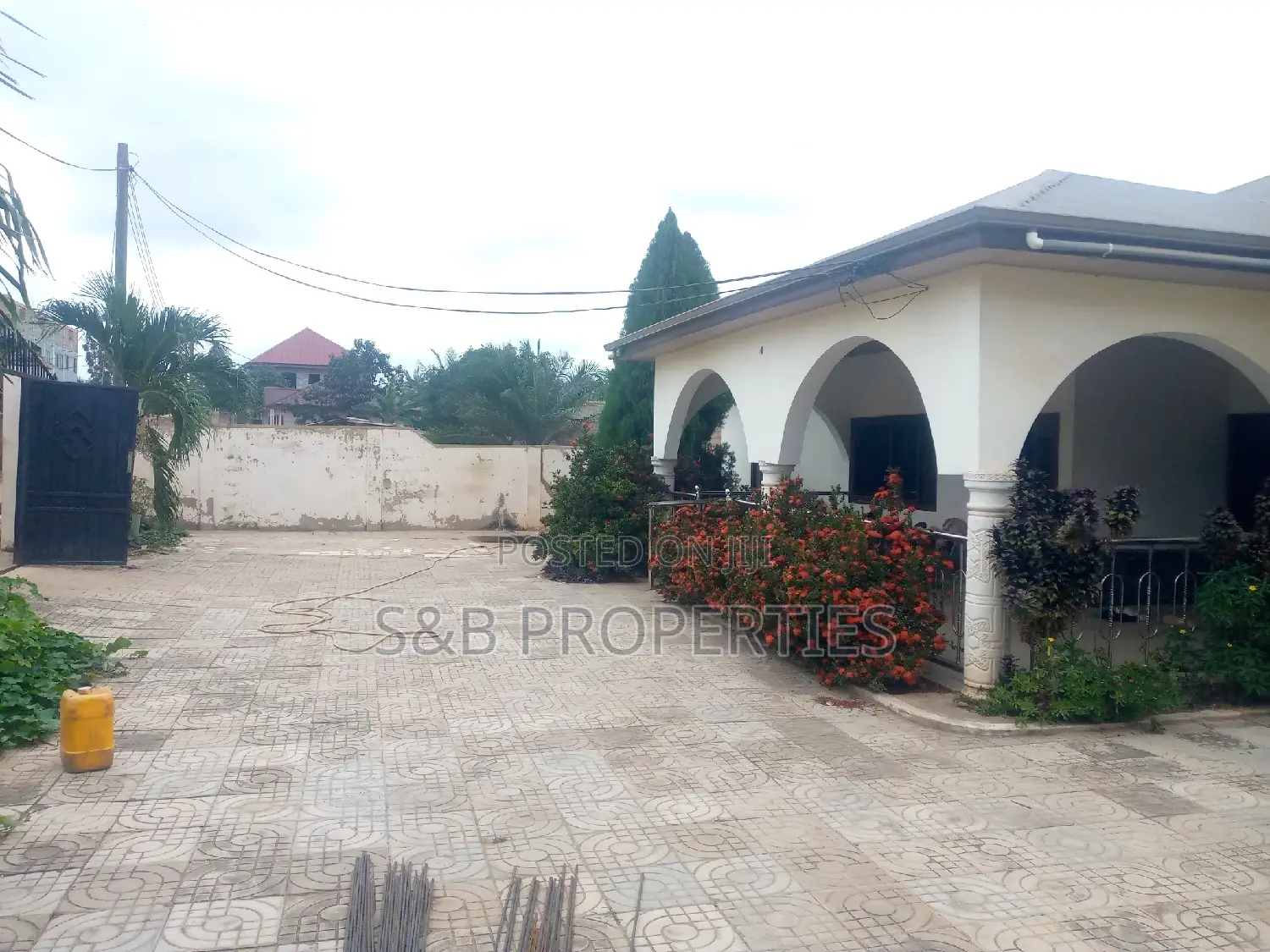 5bdrm House in Kwabenya Acp, Ga East Municipal for sale