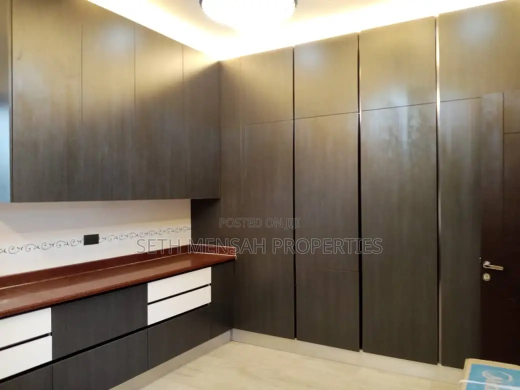 5bdrm House in 5 Bedroom House For, Adjiriganor for Sale