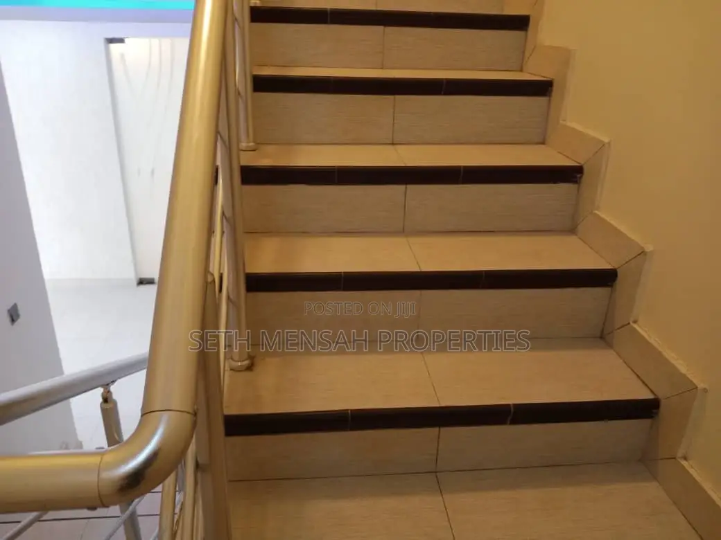 5bdrm House in 5 Bedroom House For, Adjiriganor for Sale
