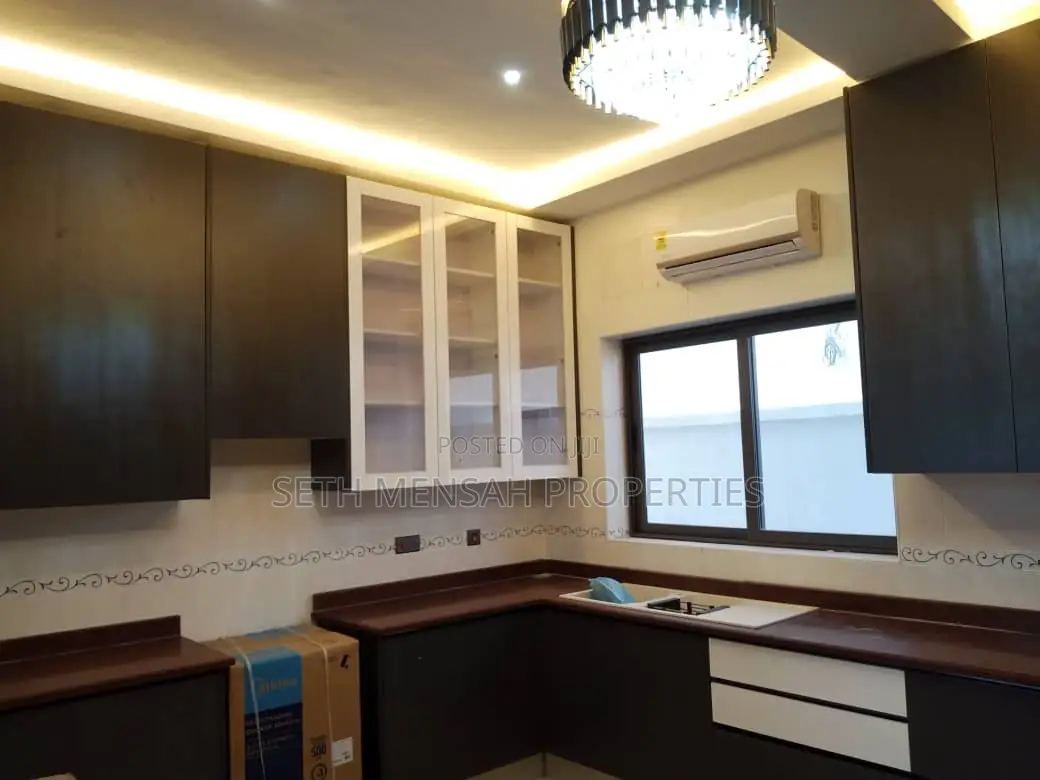 5bdrm House in 5 Bedroom House For, Adjiriganor for Sale