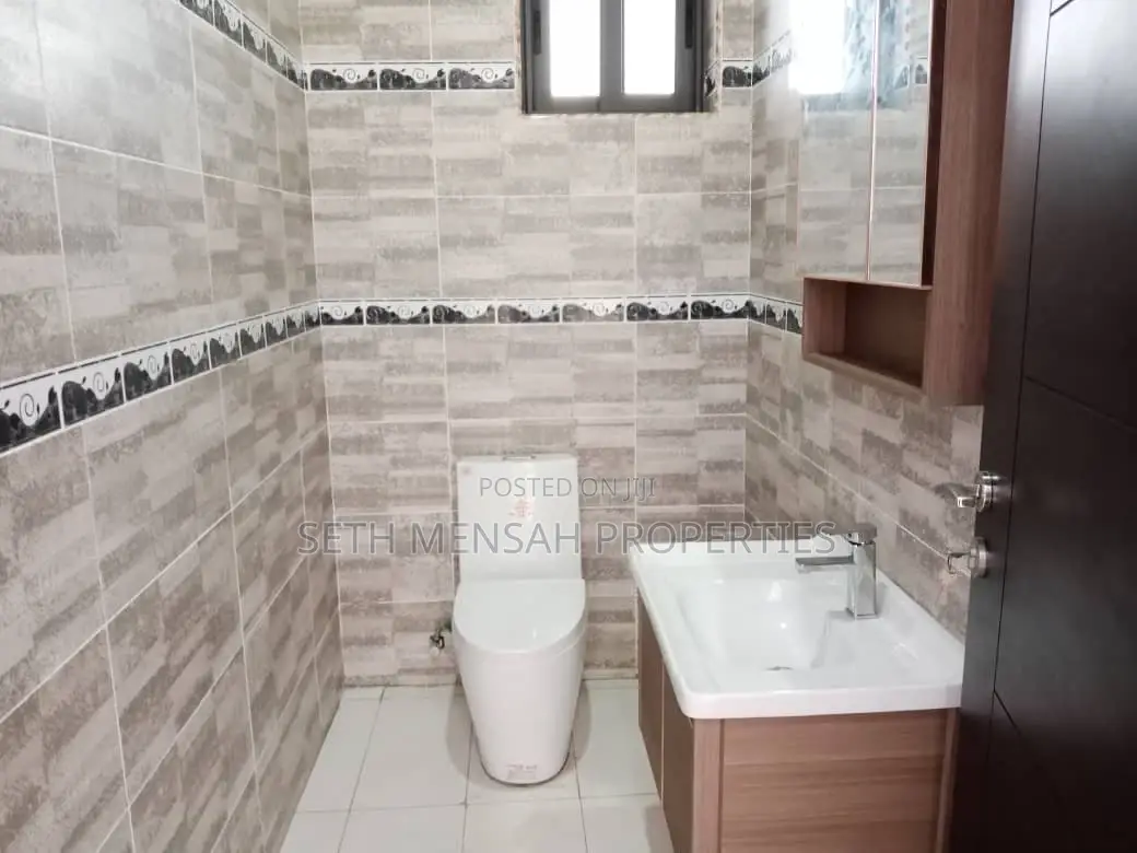 5bdrm House in 5 Bedroom House For, Adjiriganor for Sale