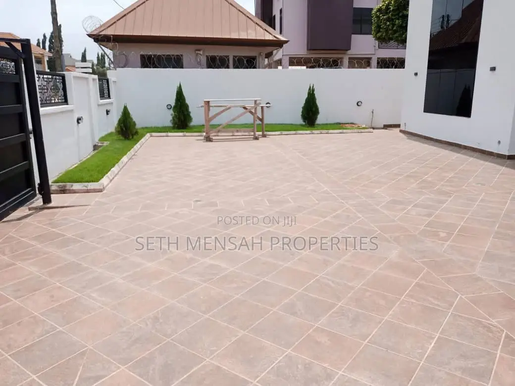 5bdrm House in 5 Bedroom House For, Adjiriganor for Sale