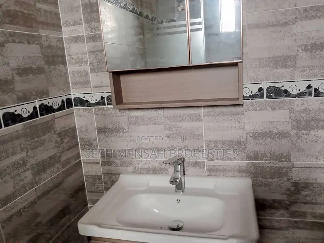 5bdrm House in 5 Bedroom House For, Adjiriganor for Sale