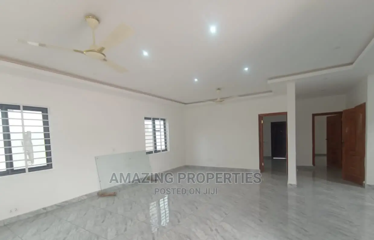 4bdrm House in Lake Side Estate for Sale