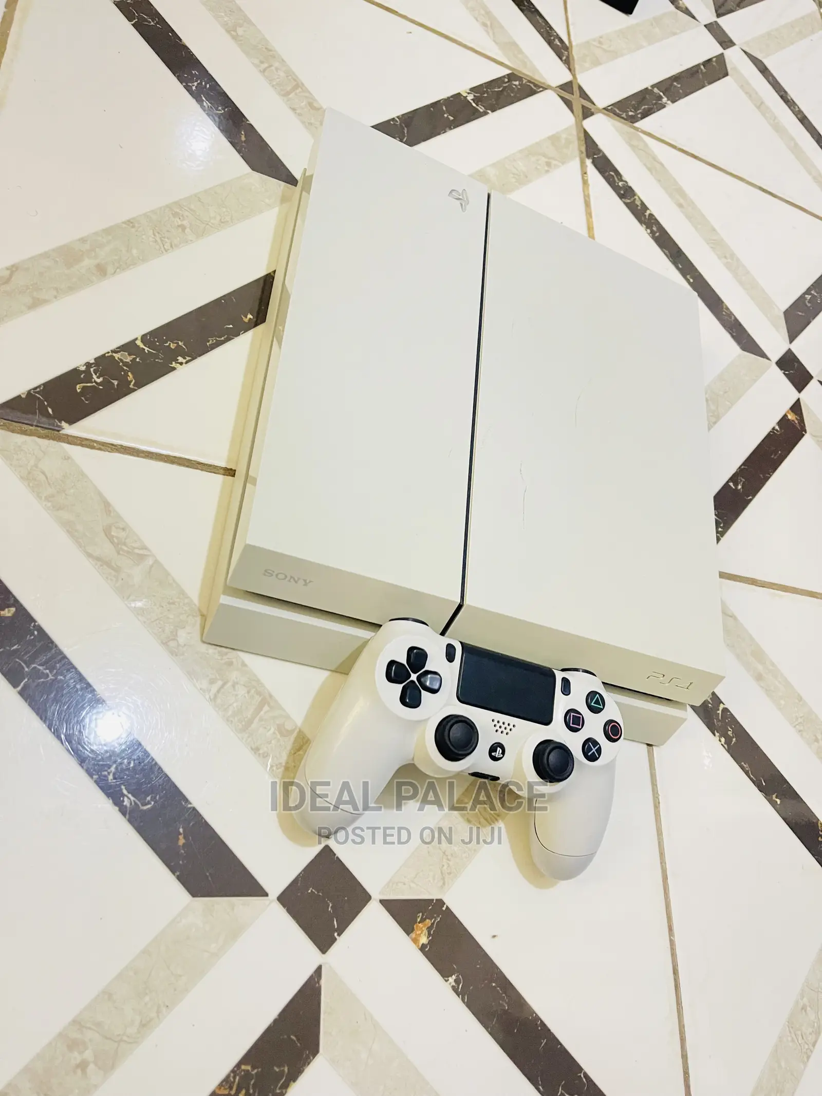 Playstation 4 Standard Limited White Edition