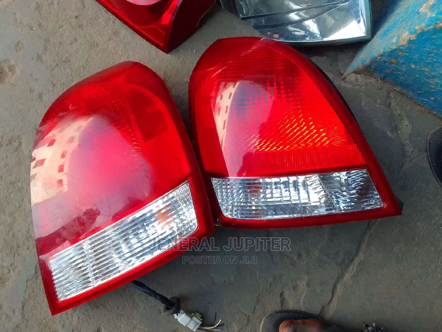 Hyundai Elantra 2002 Tail Light Pair.