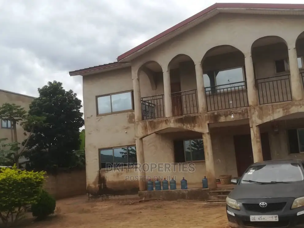 7bdrm House in Dki Properties, Oyibi for Sale