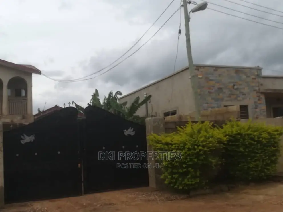 7bdrm House in Dki Properties, Oyibi for Sale