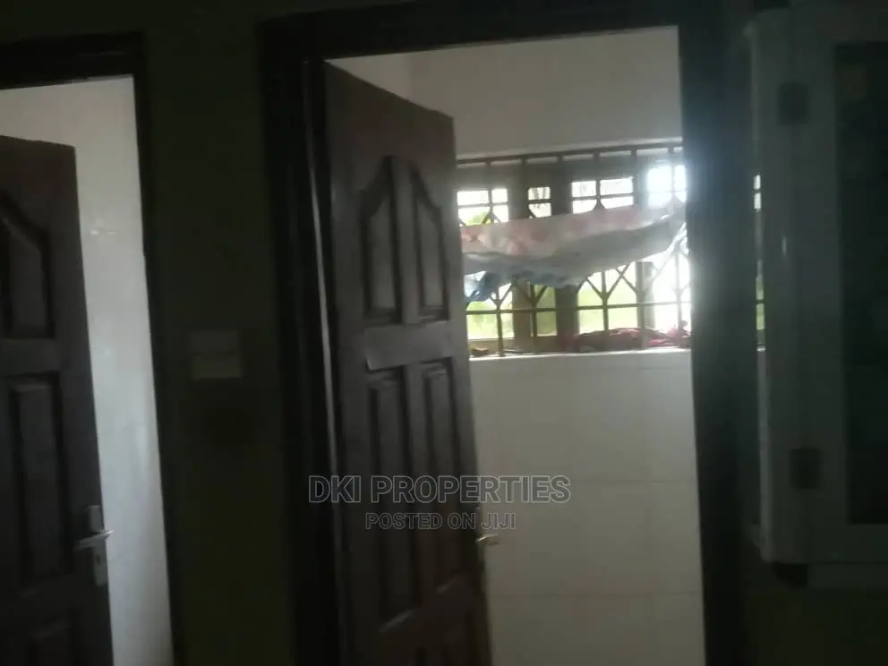 7bdrm House in Dki Properties, Oyibi for Sale