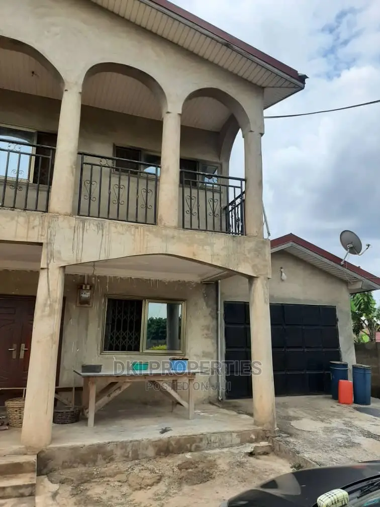 7bdrm House in Dki Properties, Oyibi for Sale