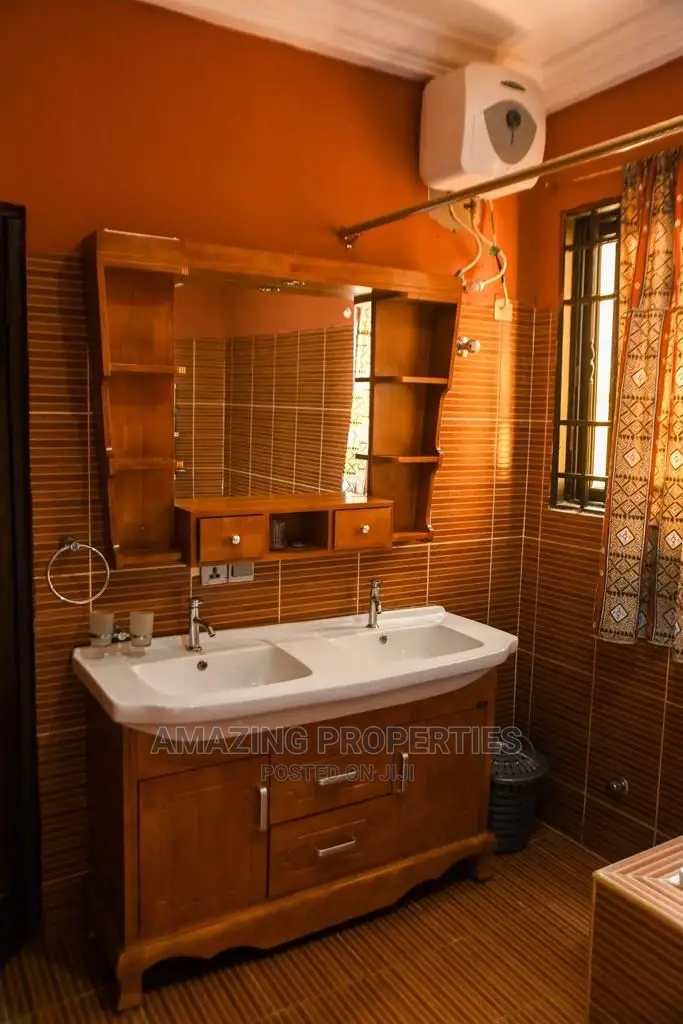 4bdrm House in Sakumono, Spintex for Sale