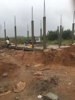 Columns/Yellow Boards /Pillars/Formwork