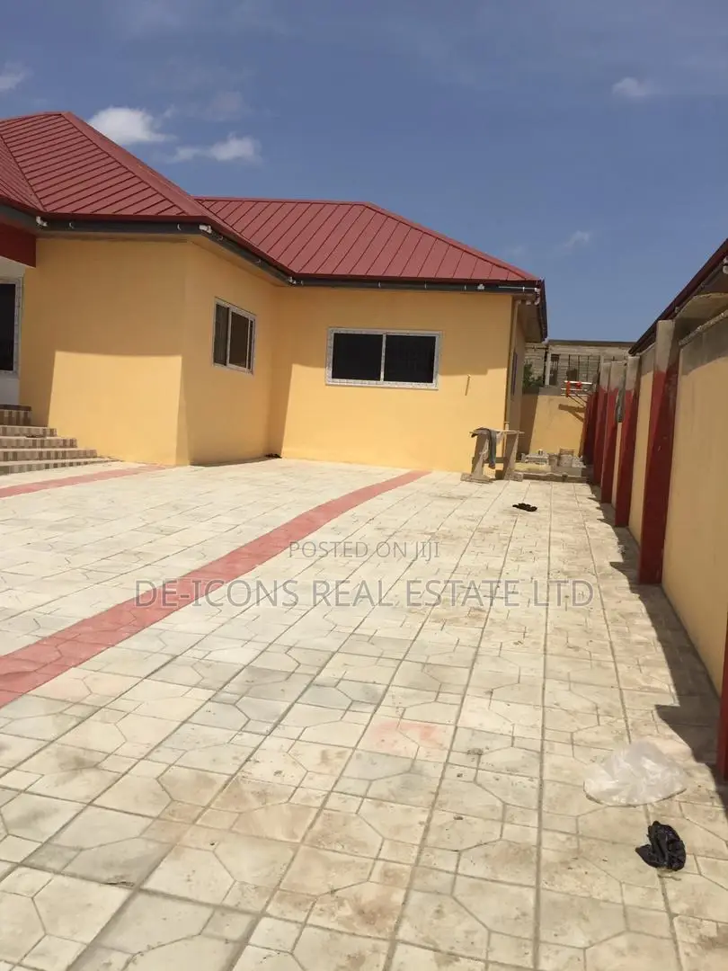 3bdrm Mansion in De-Icons Real Estate, Awutu Senya East Municipal