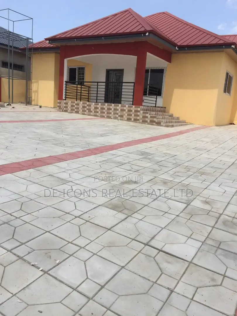 3bdrm Mansion in De-Icons Real Estate, Awutu Senya East Municipal