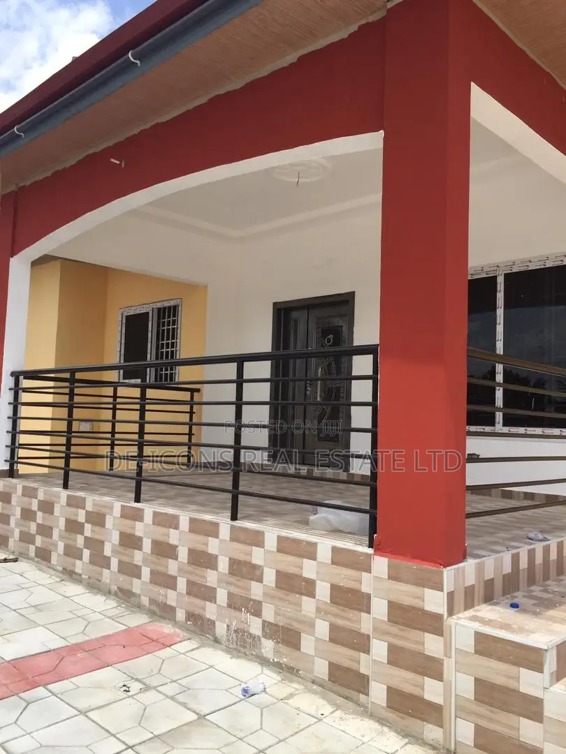 3bdrm Mansion in De-Icons Real Estate, Awutu Senya East Municipal