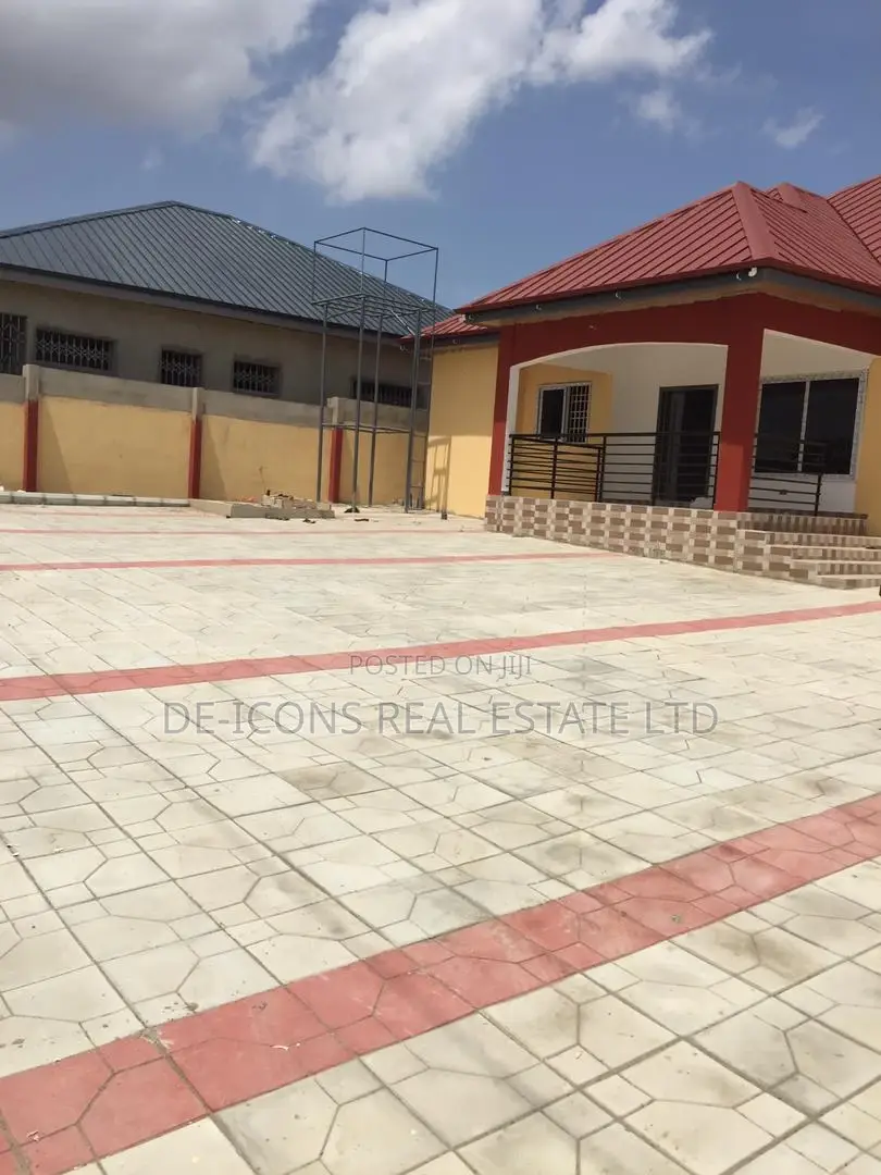 3bdrm Mansion in De-Icons Real Estate, Awutu Senya East Municipal