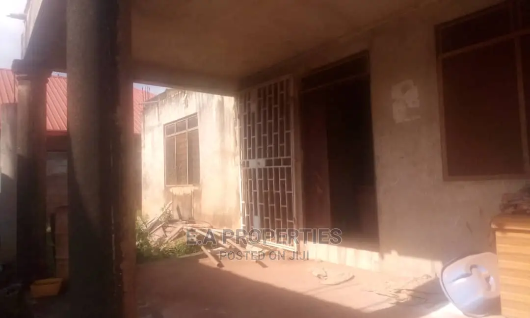 6bdrm House in E a Propertis, Owusu Ansah for Sale