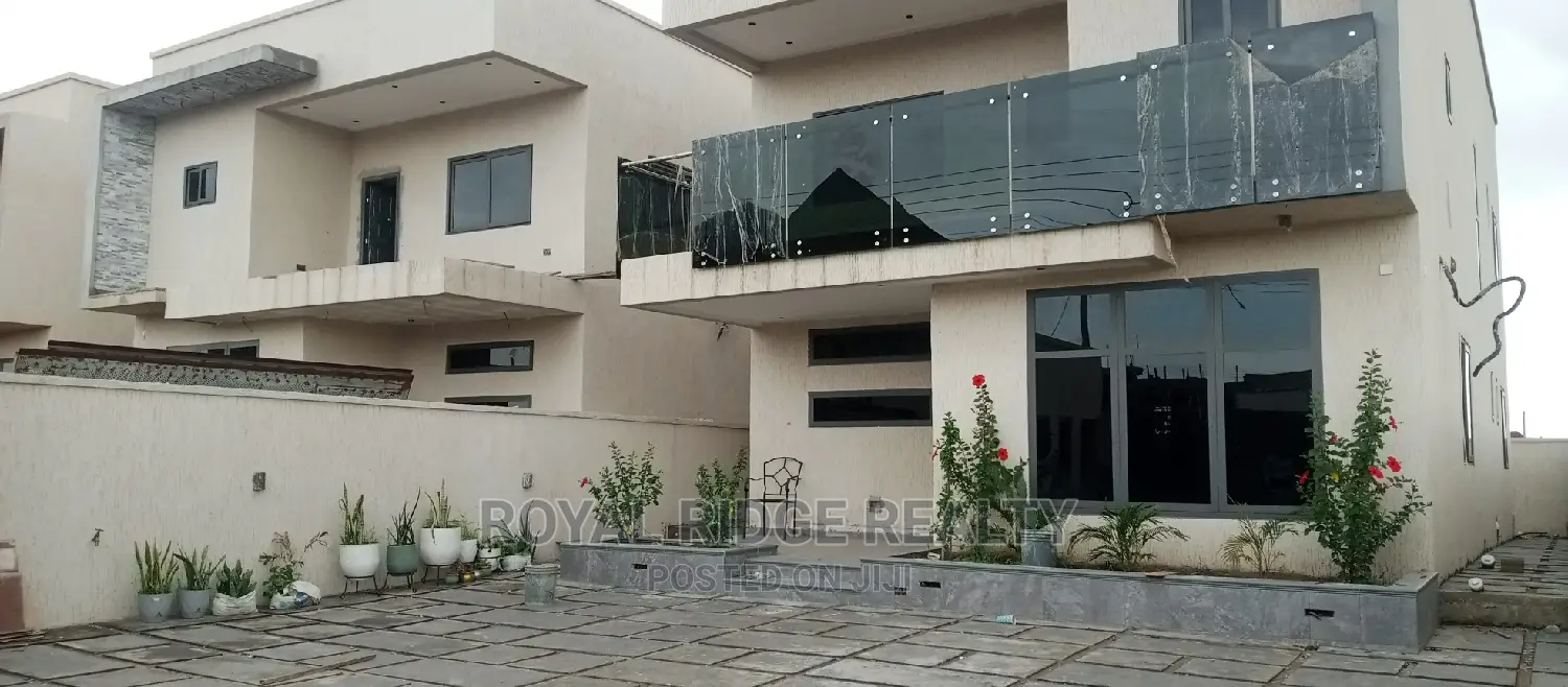 4bdrm Duplex in Lakeside, Accra Metropolitan for sale