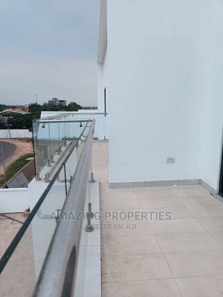 5bdrm House in 5 Bedroom Self for Sale