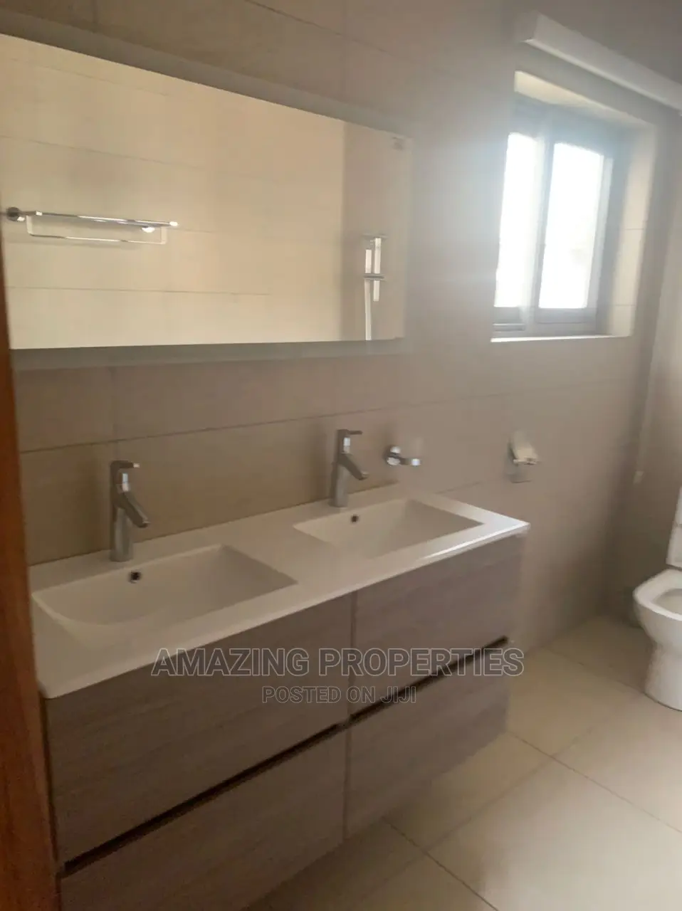 5bdrm House in 5 Bedroom Self for Sale