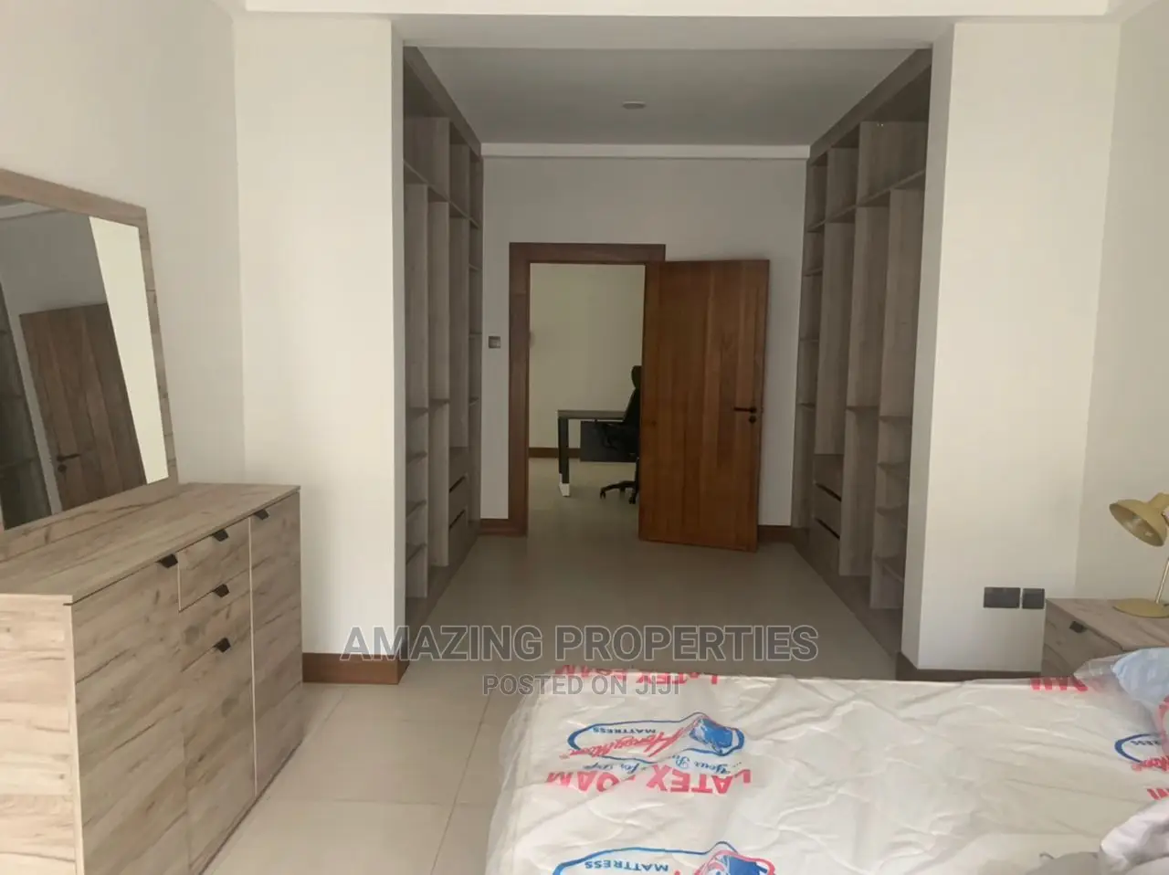 5bdrm House in 5 Bedroom Self for Sale