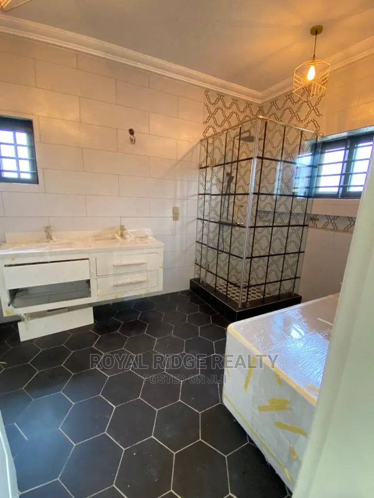 4bdrm Duplex in Lakeside, Accra Metropolitan for sale