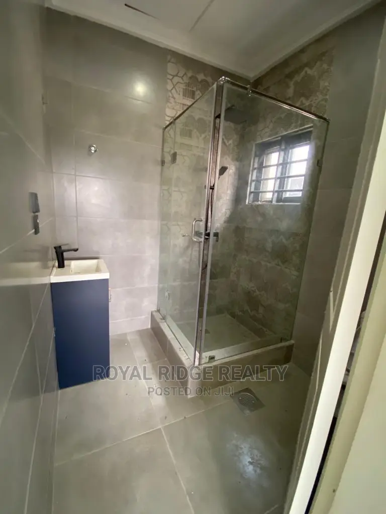 4bdrm Duplex in Lakeside, Accra Metropolitan for sale