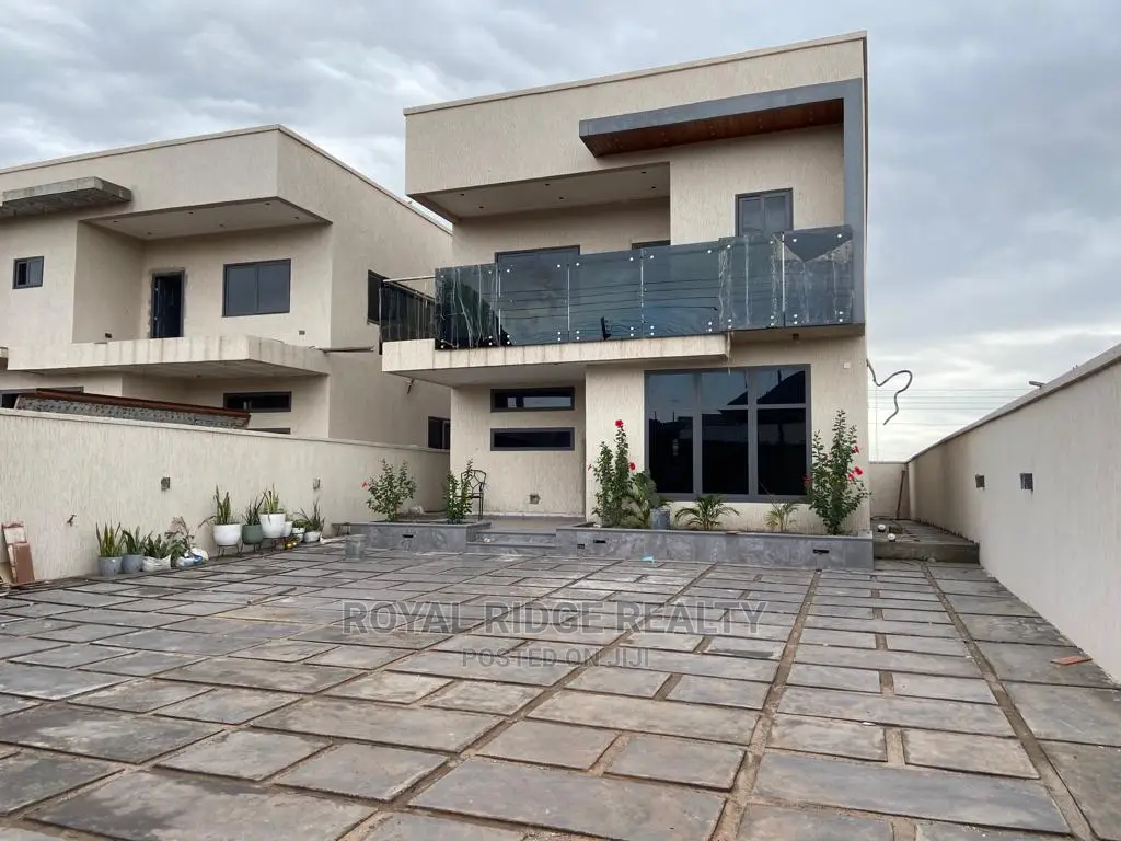 4bdrm Duplex in Lakeside, Accra Metropolitan for sale