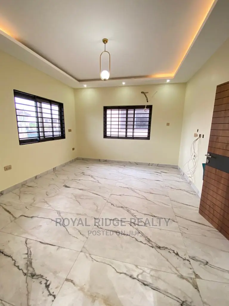 4bdrm Duplex in Lakeside, Accra Metropolitan for sale