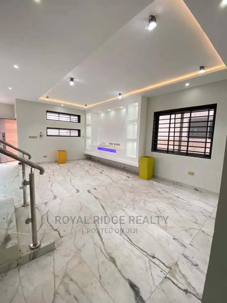 4bdrm Duplex in Lakeside, Accra Metropolitan for sale
