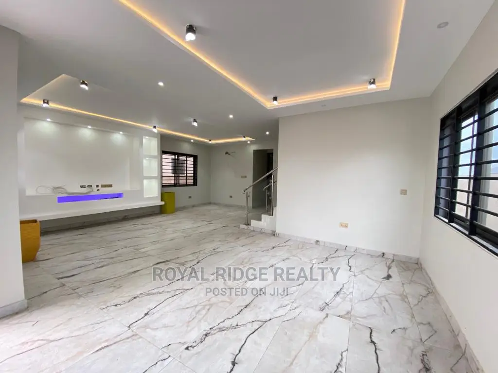 4bdrm Duplex in Lakeside, Accra Metropolitan for sale