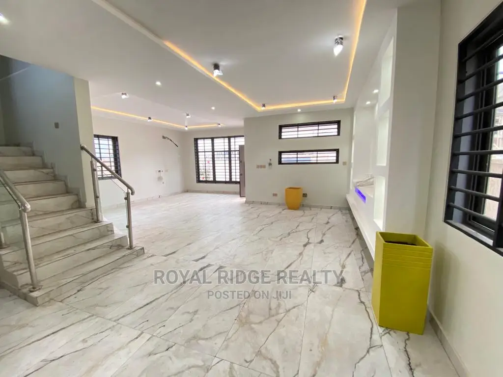 4bdrm Duplex in Lakeside, Accra Metropolitan for sale