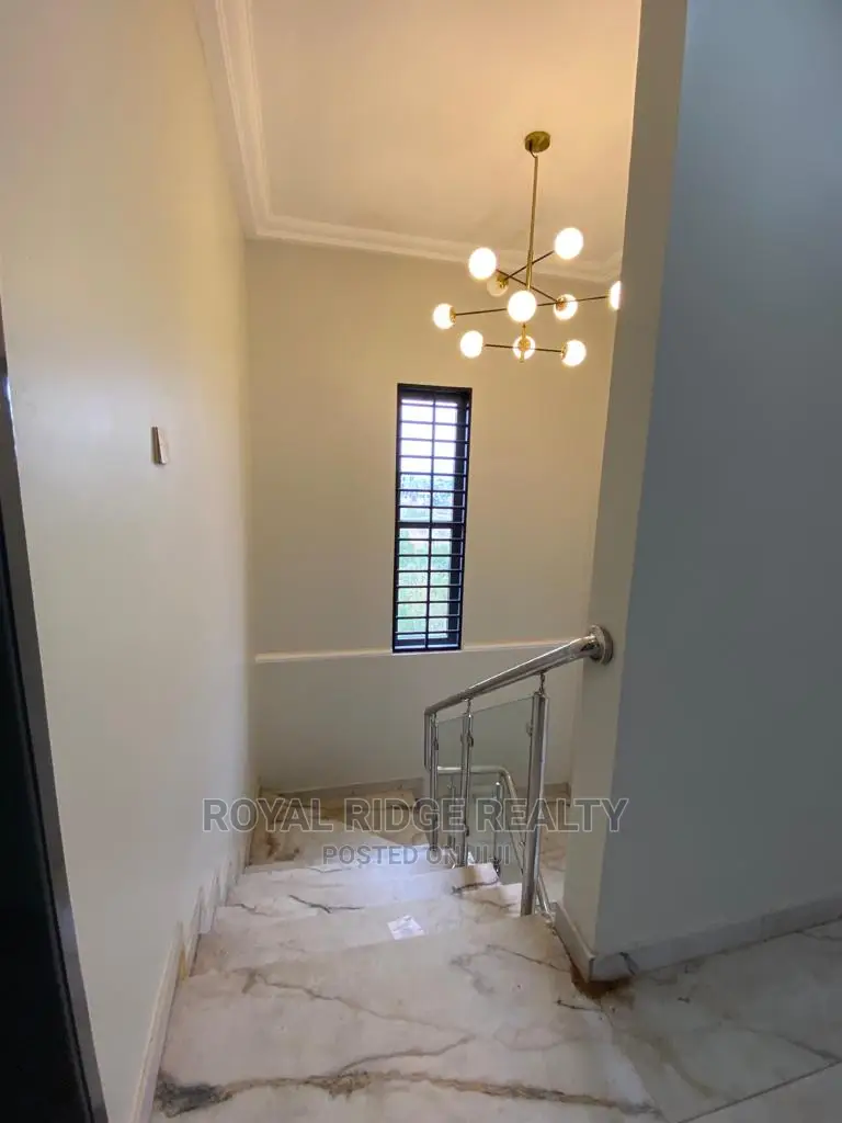 4bdrm Duplex in Lakeside, Accra Metropolitan for sale