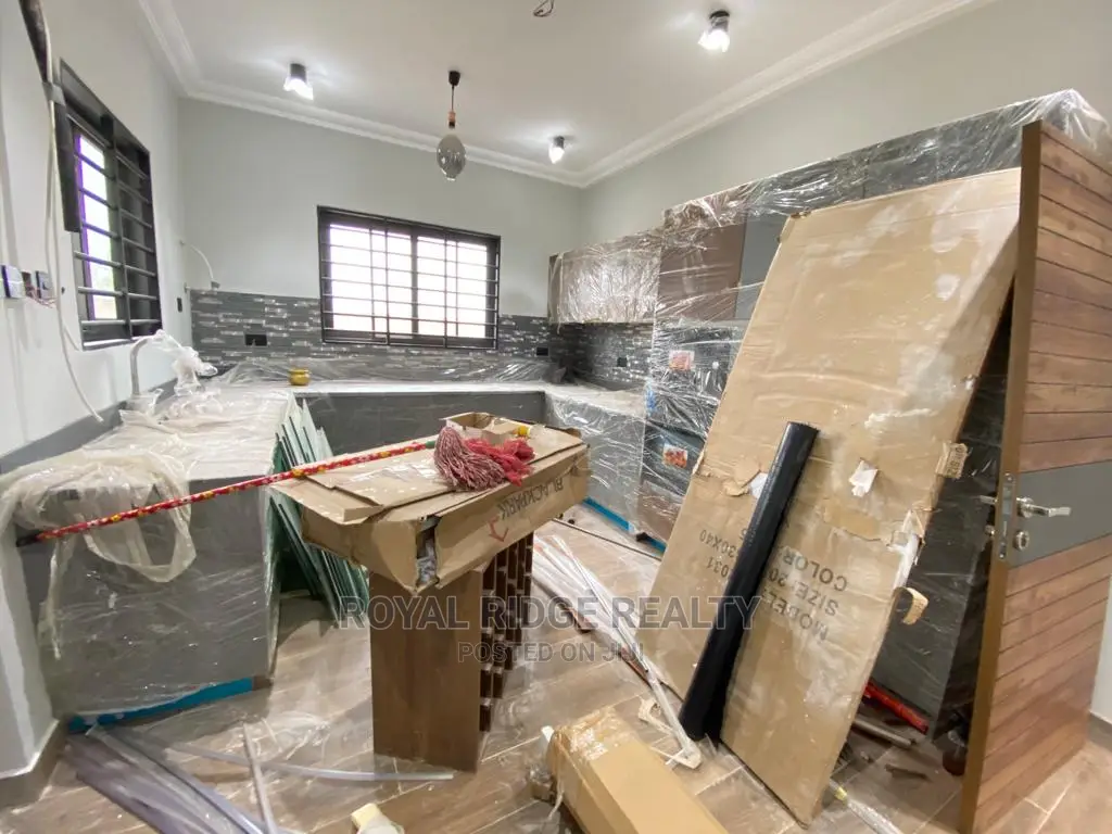 4bdrm Duplex in Lakeside, Accra Metropolitan for sale