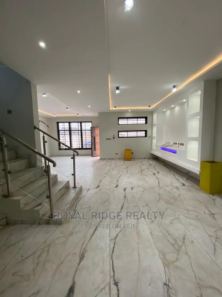 4bdrm Duplex in Lakeside, Accra Metropolitan for sale